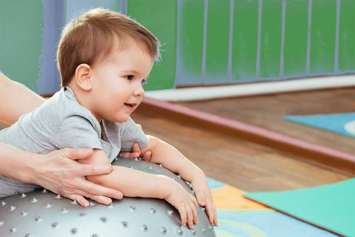 Nahaufnahme eines Babys, dass auf einem Ball liegt