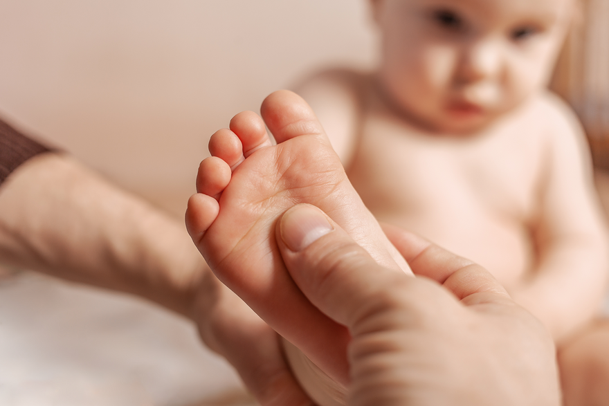 Fußmassage eines Babyfußes
