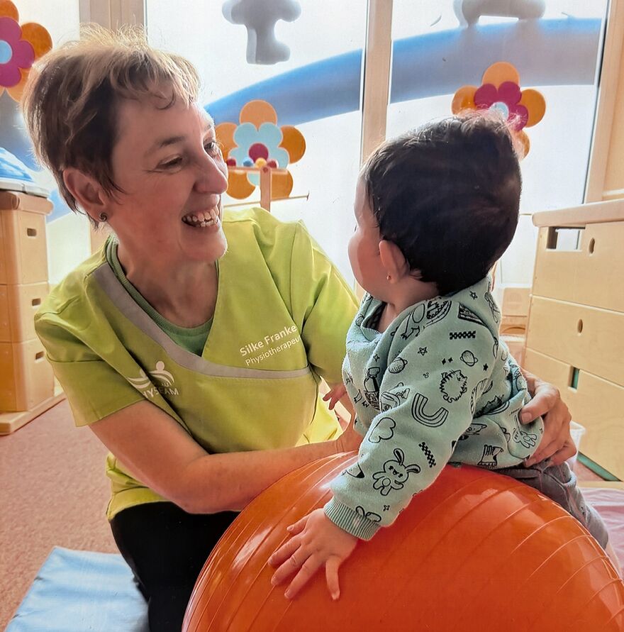 Silke Franke während einer Therapie mit einem Kleinkind